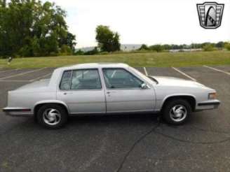 1985 Cadillac Fleetwood 4dr for sale  photo 2